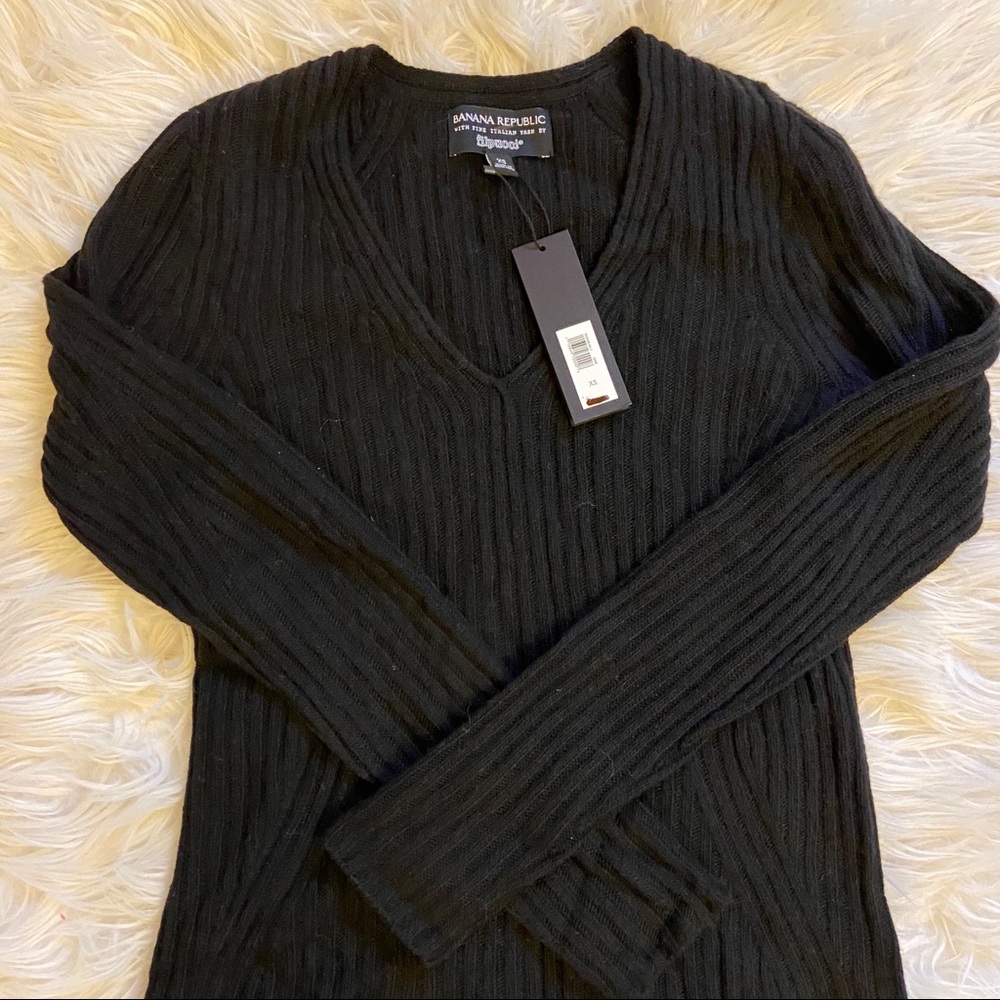 Banana Republic Flipucci V-Neck Sweater Black